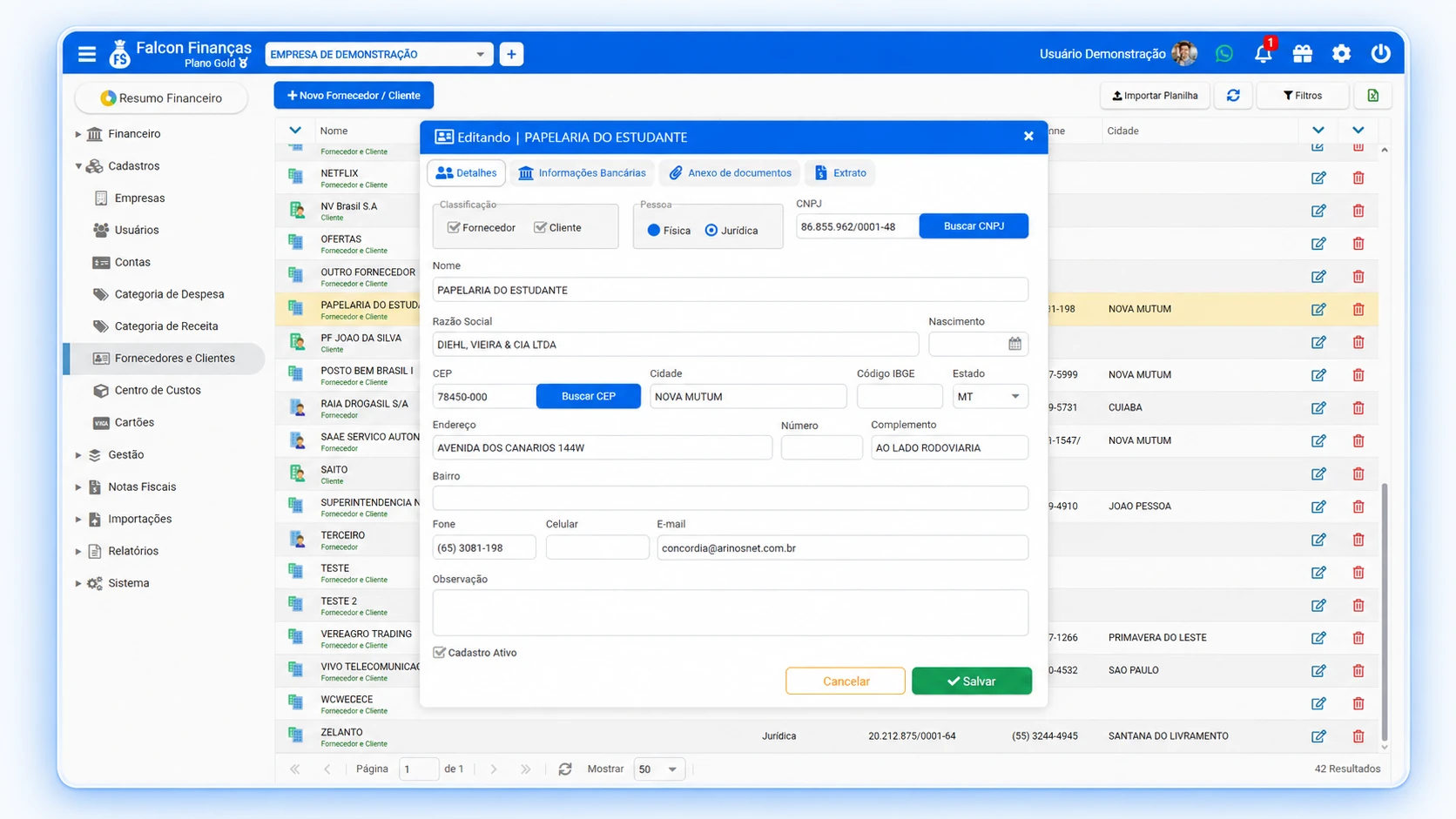 Cadastro de clientes e fornecedores no Falcon Finanças com dados de contato e informações bancárias